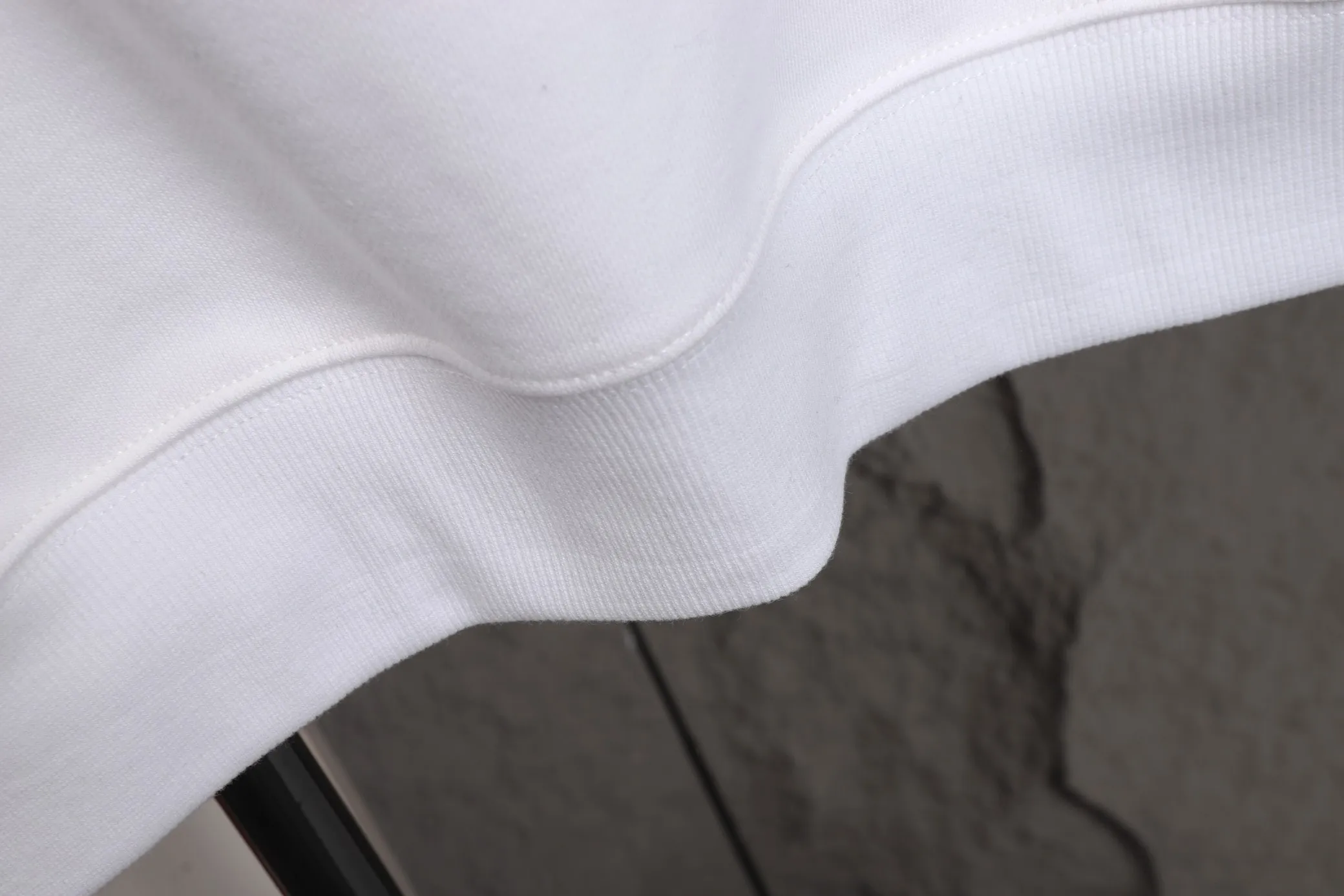 🅿️270 High-quality Stone Island round-neck sweatshirt, model number B04 *Made of 450 custom-woven and dyed high-gram weight tripe pure cotton sweatshirt fabric. The fabric feels thick and has a certain sense of self-weight. The bottom has a dense and rough terry texture. It is close to the skin and has excellent warmth retention. You will not feel any discomfort at all! *The color of the stone island pattern on the front chest is clear, and a special stone island is added on the back panel. The pattern lines are smooth and smooth and will not fall off or deform when washed. *This design is based on classics and simply and clearly shows the brand's high luxury. Same style for men and women 𝐂𝐎𝐋𝐎𝐔𝐑: black, white 𝐒𝐈𝐙𝐄: S- xl